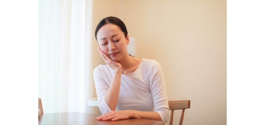 顎に手を添えていた層にしている女性