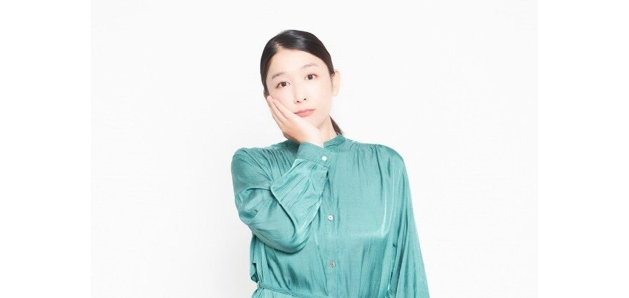 右頬を押さえている緑の服の女性