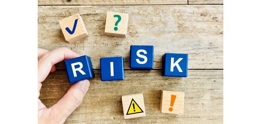 RISKと書いてある青い木のブロック