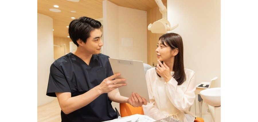 歯科医師に歯の相談をしている女性