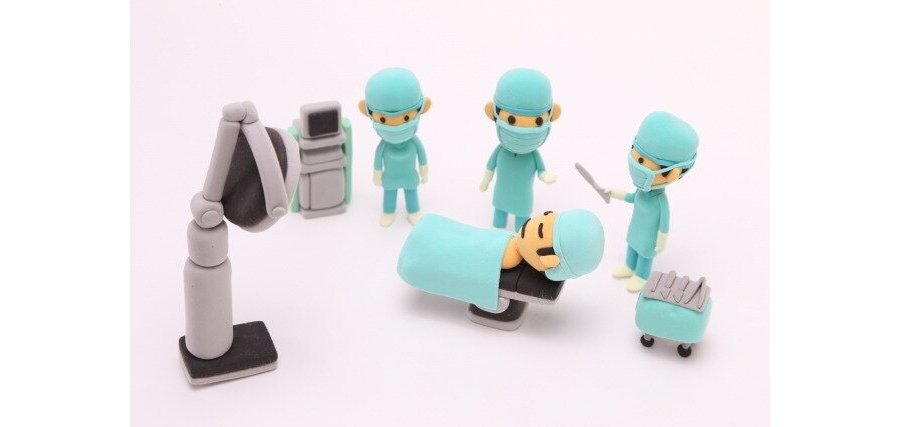 手術をしている粘土人形