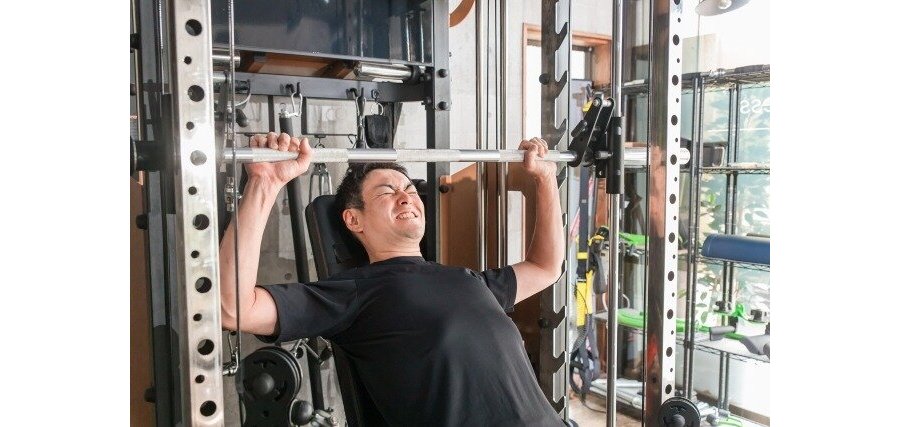 ジムでトレーニングをしている男性