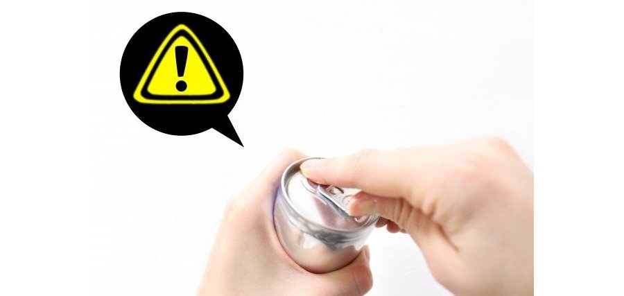 ドリンク缶を空けようとしている手と注意マーク