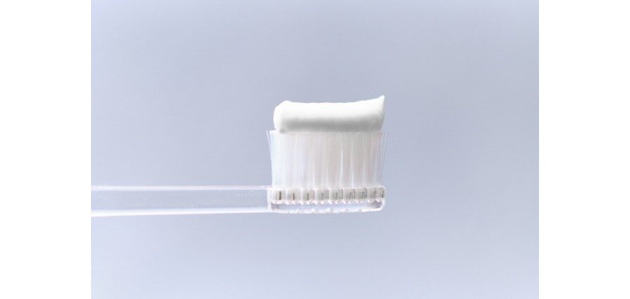 歯磨き粉を付けた歯ブラシ